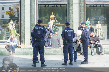 Lokalaugenschein Wien - Wien - Mo 12.04.2021 - Polizei kontrolliert Ausgangsbeschränkungen während LockDown a1