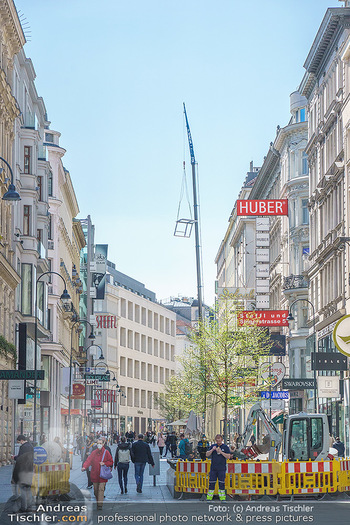 Lokalaugenschein Wien - Wien - Mo 12.04.2021 - riesiger Kran Baustelle neuer Markt hebt über Ambassador Hotel,42