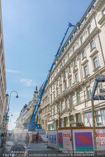 Lokalaugenschein Wien - Wien - Mo 12.04.2021 - riesiger Kran Baustelle neuer Markt hebt über Ambassador Hotel,48