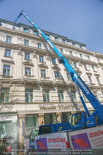 Lokalaugenschein Wien - Wien - Mo 12.04.2021 - riesiger Kran Baustelle neuer Markt hebt über Ambassador Hotel,49