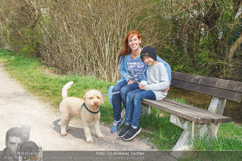 Spaziergang mit Adriana Zartl - Gaaden bei Mödling - Di 27.04.2021 - Adriana ZARTL mit Sohn Luca und Hund Balu1