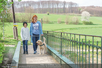 Spaziergang mit Adriana Zartl - Gaaden bei Mödling - Di 27.04.2021 - Adriana ZARTL mit Sohn Luca und Hund Balu2