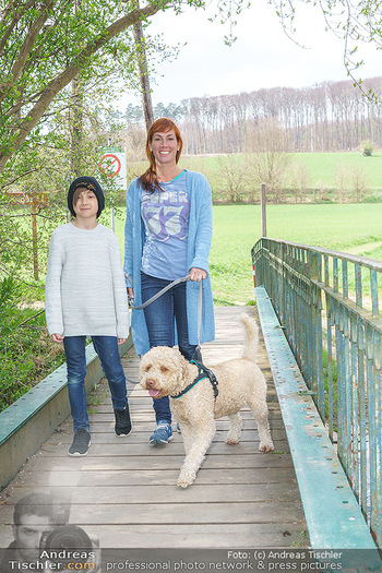 Spaziergang mit Adriana Zartl - Gaaden bei Mödling - Di 27.04.2021 - Adriana ZARTL mit Sohn Luca und Hund Balu4