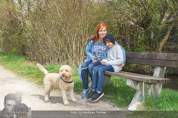 Spaziergang mit Adriana Zartl - Gaaden bei Mödling - Di 27.04.2021 - Adriana ZARTL mit Sohn Luca und Hund Balu9