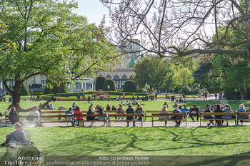 Interview mit Stefano Bernardin - Stadtpark, Wien - Do 06.05.2021 - Stadtpark mit Kursalon bei Schönwetter, Menschen während Coron22