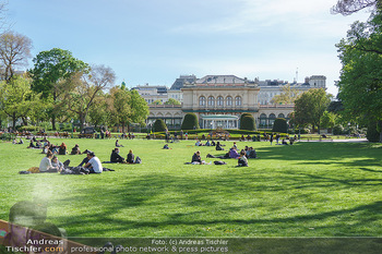 Interview mit Stefano Bernardin - Stadtpark, Wien - Do 06.05.2021 - Stadtpark mit Kursalon bei Schönwetter, Menschen während Coron23