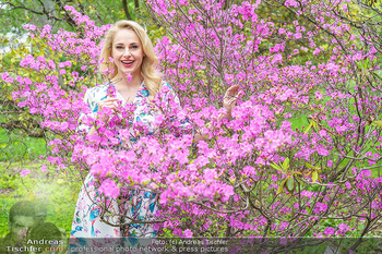 Fotoshooting mit Silvia Schneider - Innenstadt Wien - Di 18.05.2021 - Silvia SCHNEIDER im botanischen Garten1