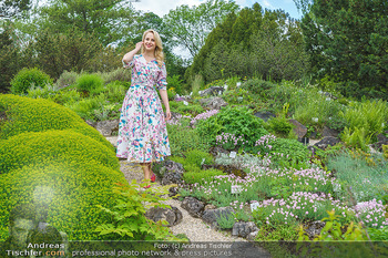 Fotoshooting mit Silvia Schneider - Innenstadt Wien - Di 18.05.2021 - Silvia SCHNEIDER im botanischen Garten2