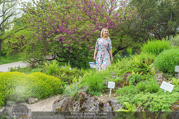 Fotoshooting mit Silvia Schneider - Innenstadt Wien - Di 18.05.2021 - Silvia SCHNEIDER im botanischen Garten3