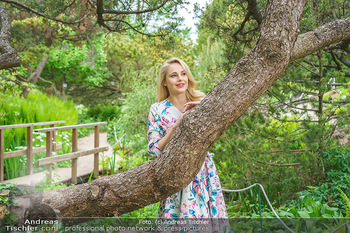 Fotoshooting mit Silvia Schneider - Innenstadt Wien - Di 18.05.2021 - Silvia SCHNEIDER im botanischen Garten5
