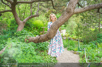 Fotoshooting mit Silvia Schneider - Innenstadt Wien - Di 18.05.2021 - Silvia SCHNEIDER im botanischen Garten8