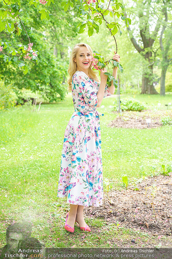 Fotoshooting mit Silvia Schneider - Innenstadt Wien - Di 18.05.2021 - Silvia SCHNEIDER im botanischen Garten15