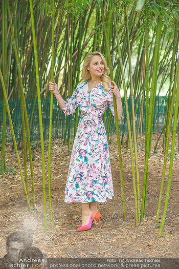 Fotoshooting mit Silvia Schneider - Innenstadt Wien - Di 18.05.2021 - Silvia SCHNEIDER im botanischen Garten18