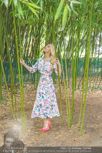 Fotoshooting mit Silvia Schneider - Innenstadt Wien - Di 18.05.2021 - Silvia SCHNEIDER im botanischen Garten19