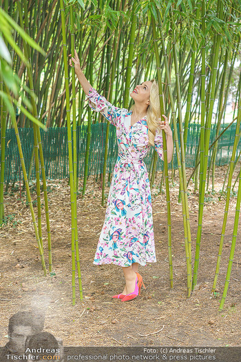 Fotoshooting mit Silvia Schneider - Innenstadt Wien - Di 18.05.2021 - Silvia SCHNEIDER im botanischen Garten20