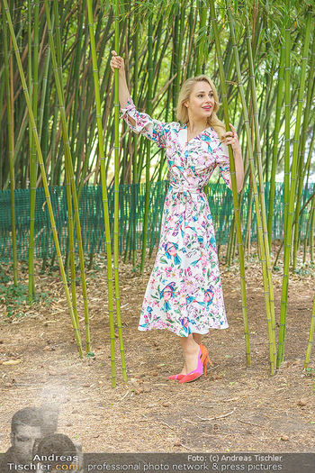 Fotoshooting mit Silvia Schneider - Innenstadt Wien - Di 18.05.2021 - Silvia SCHNEIDER im botanischen Garten21