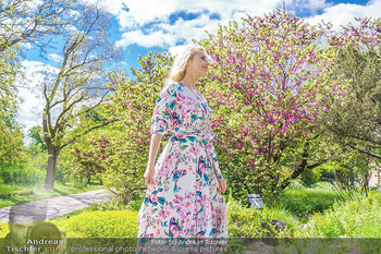 Fotoshooting mit Silvia Schneider - Innenstadt Wien - Di 18.05.2021 - Silvia SCHNEIDER im botanischen Garten23
