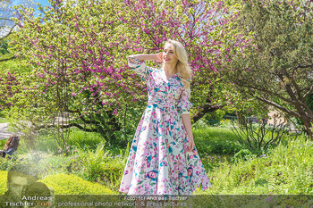 Fotoshooting mit Silvia Schneider - Innenstadt Wien - Di 18.05.2021 - Silvia SCHNEIDER im botanischen Garten25