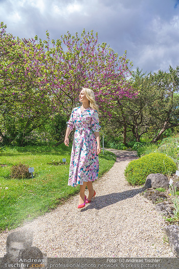 Fotoshooting mit Silvia Schneider - Innenstadt Wien - Di 18.05.2021 - Silvia SCHNEIDER im botanischen Garten29