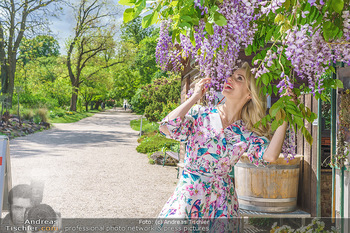 Fotoshooting mit Silvia Schneider - Innenstadt Wien - Di 18.05.2021 - Silvia SCHNEIDER im botanischen Garten30