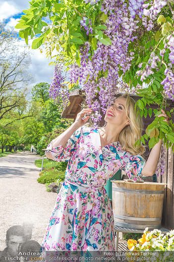 Fotoshooting mit Silvia Schneider - Innenstadt Wien - Di 18.05.2021 - Silvia SCHNEIDER im botanischen Garten31