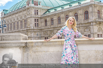 Fotoshooting mit Silvia Schneider - Innenstadt Wien - Di 18.05.2021 - Silvia SCHNEIDER am Albertina-Plateau vor der Wiener Staatsoper32