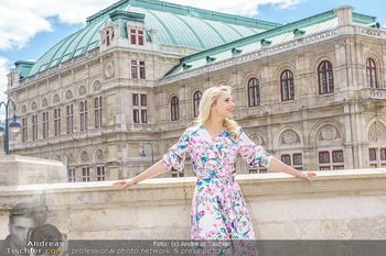 Fotoshooting mit Silvia Schneider - Innenstadt Wien - Di 18.05.2021 - Silvia SCHNEIDER am Albertina-Plateau vor der Wiener Staatsoper33