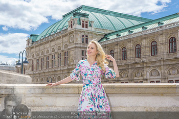 Fotoshooting mit Silvia Schneider - Innenstadt Wien - Di 18.05.2021 - Silvia SCHNEIDER am Albertina-Plateau vor der Wiener Staatsoper34