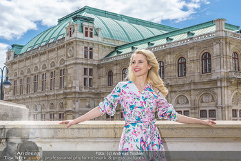 Fotoshooting mit Silvia Schneider - Innenstadt Wien - Di 18.05.2021 - Silvia SCHNEIDER am Albertina-Plateau vor der Wiener Staatsoper35
