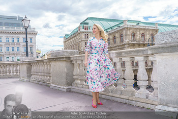 Fotoshooting mit Silvia Schneider - Innenstadt Wien - Di 18.05.2021 - Silvia SCHNEIDER am Albertina-Plateau vor der Wiener Staatsoper37