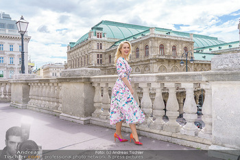 Fotoshooting mit Silvia Schneider - Innenstadt Wien - Di 18.05.2021 - Silvia SCHNEIDER am Albertina-Plateau vor der Wiener Staatsoper38
