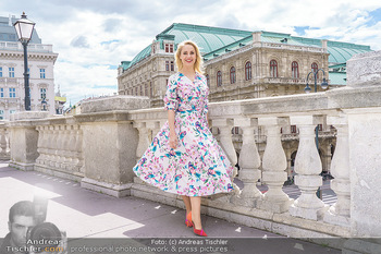 Fotoshooting mit Silvia Schneider - Innenstadt Wien - Di 18.05.2021 - Silvia SCHNEIDER am Albertina-Plateau vor der Wiener Staatsoper39