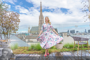 Fotoshooting mit Silvia Schneider - Innenstadt Wien - Di 18.05.2021 - Silvia SCHNEIDER auf der Terrasse der Skybar vor dem Stephansdom40