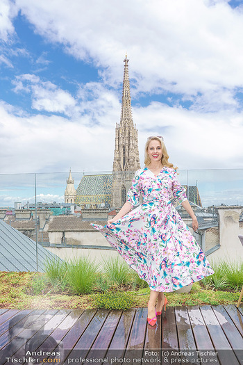 Fotoshooting mit Silvia Schneider - Innenstadt Wien - Di 18.05.2021 - Silvia SCHNEIDER auf der Terrasse der Skybar vor dem Stephansdom43
