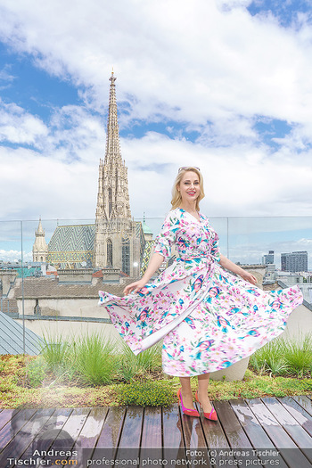Fotoshooting mit Silvia Schneider - Innenstadt Wien - Di 18.05.2021 - Silvia SCHNEIDER auf der Terrasse der Skybar vor dem Stephansdom44