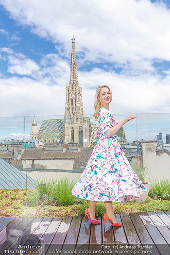 Fotoshooting mit Silvia Schneider - Innenstadt Wien - Di 18.05.2021 - Silvia SCHNEIDER auf der Terrasse der Skybar vor dem Stephansdom45