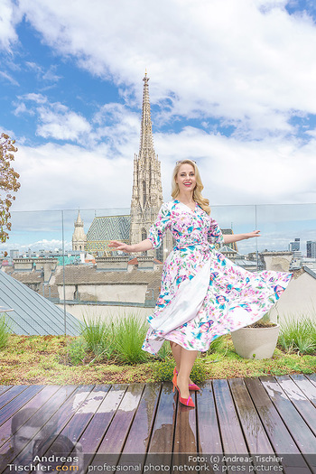 Fotoshooting mit Silvia Schneider - Innenstadt Wien - Di 18.05.2021 - Silvia SCHNEIDER auf der Terrasse der Skybar vor dem Stephansdom46