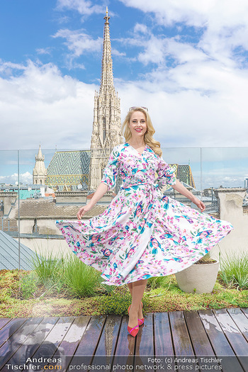 Fotoshooting mit Silvia Schneider - Innenstadt Wien - Di 18.05.2021 - Silvia SCHNEIDER auf der Terrasse der Skybar vor dem Stephansdom47