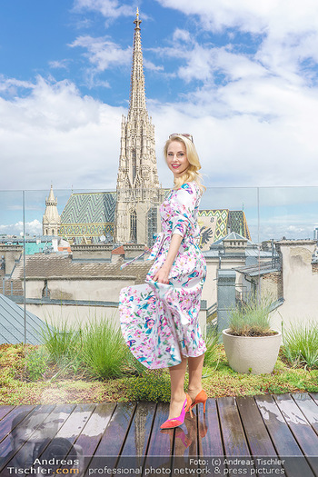 Fotoshooting mit Silvia Schneider - Innenstadt Wien - Di 18.05.2021 - Silvia SCHNEIDER auf der Terrasse der Skybar vor dem Stephansdom48