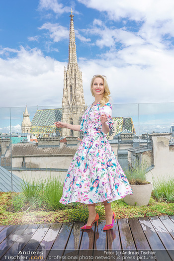 Fotoshooting mit Silvia Schneider - Innenstadt Wien - Di 18.05.2021 - Silvia SCHNEIDER auf der Terrasse der Skybar vor dem Stephansdom49