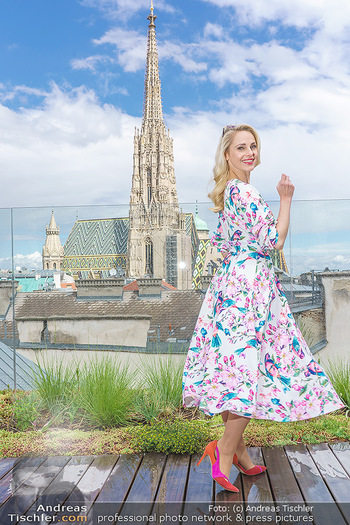 Fotoshooting mit Silvia Schneider - Innenstadt Wien - Di 18.05.2021 - Silvia SCHNEIDER auf der Terrasse der Skybar vor dem Stephansdom50