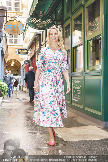 Fotoshooting mit Silvia Schneider - Innenstadt Wien - Di 18.05.2021 - Silvia SCHNEIDER beim Figlmüller57