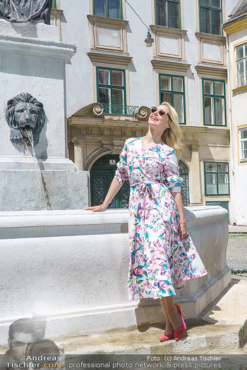 Fotoshooting mit Silvia Schneider - Innenstadt Wien - Di 18.05.2021 - Silvia SCHNEIDER bei Brunnen auf Franziskanerplatz75
