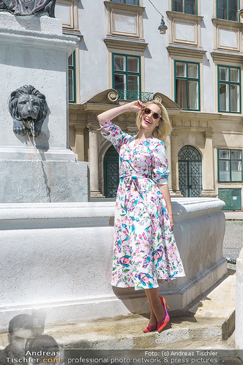 Fotoshooting mit Silvia Schneider - Innenstadt Wien - Di 18.05.2021 - Silvia SCHNEIDER bei Brunnen auf Franziskanerplatz76