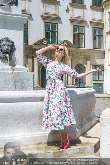 Fotoshooting mit Silvia Schneider - Innenstadt Wien - Di 18.05.2021 - Silvia SCHNEIDER bei Brunnen auf Franziskanerplatz77