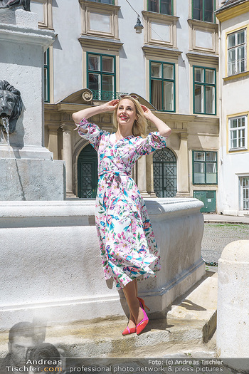Fotoshooting mit Silvia Schneider - Innenstadt Wien - Di 18.05.2021 - Silvia SCHNEIDER bei Brunnen auf Franziskanerplatz78
