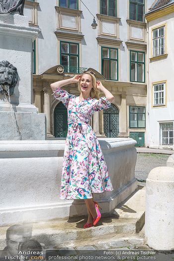 Fotoshooting mit Silvia Schneider - Innenstadt Wien - Di 18.05.2021 - Silvia SCHNEIDER bei Brunnen auf Franziskanerplatz79