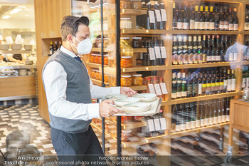 Corona Gastro Re-Opening - Steirereck - Mi 19.05.2021 - Kellner Ober serviert Speisen und Getränke mit Tablet, Gastrono15