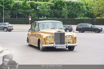 Ladies Night Promo-Aktion - Burgtheater, Volksgarten - Fr 28.05.2021 - goldener Rolls Royce von Tillmann FUCHS12