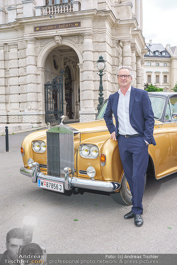 Ladies Night Promo-Aktion - Burgtheater, Volksgarten - Fr 28.05.2021 - Tillmann FUCHS vor seinem Rolls Royce33